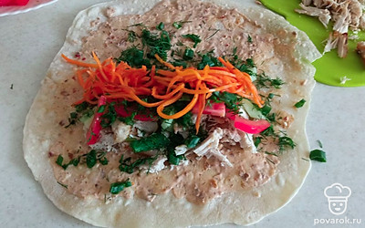 Выкладываем корейскую морковь.