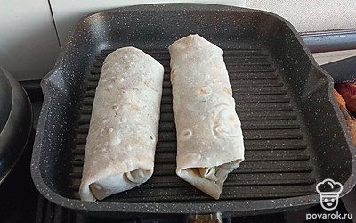 Сварачиваем шаурму и отправляем на разогретую сковороду гриль.