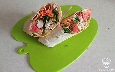Готовую шаурму можно разрезать по диагонали, но лучше каждому целую готовить. Приятного аппетита!