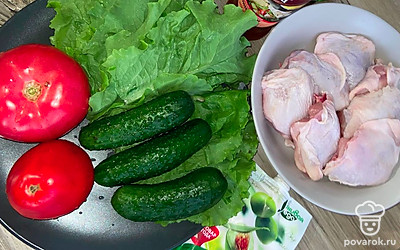 Подготавливаем все ингредиенты. Куриные бедра заливаем соевым соусом, подсаливаем. Щепотки соли вполне хватит. Оставляем мариноваться на 10 минут.