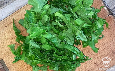 Листья салата нарезаем.