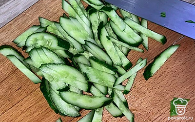 Нарезаем помидоры и огурцы соломкой.