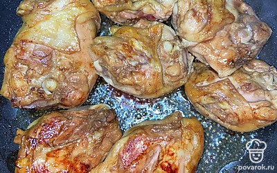 На растительном масле обжариваем ранее замаринованные бедра с двух сторон по 8 минут.