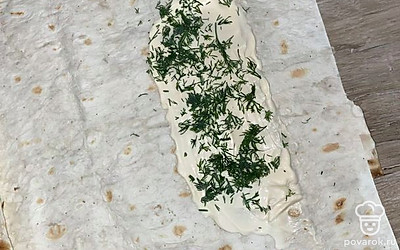 На лаваш мажем майонез и добавляем укроп.