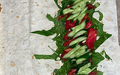 Добавляем листья салат, помидоры, огурцы.