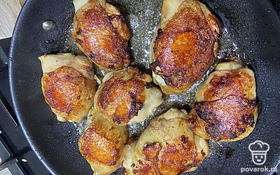 Курицу переворачиваем.