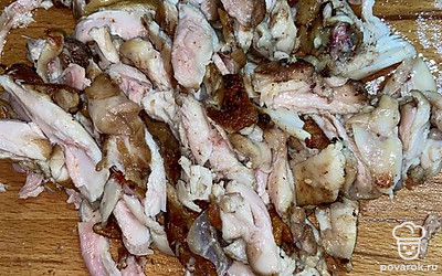 Нарезаем курицу.