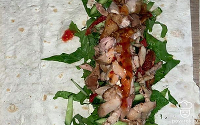 Добавляем к лавашу и овощам бедра и сверху сладкий соус чили.