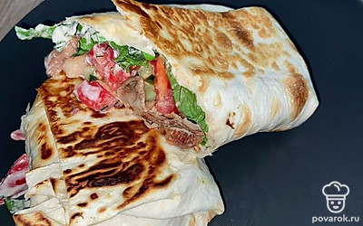 Разрезаем шаурму на две части и наслаждаемся этой вкуснятиной! Всем приятного аппетита!