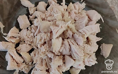 Запечь в фольге куриное филе. Нарезать мелкими кусочками.