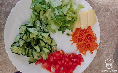 Нашинковать овощи, салат и сыр. 