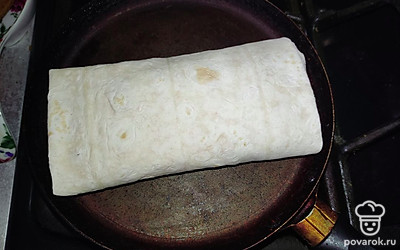 Свернуть закуску. Греть на сухой сковородке при маленьком огне по 4 минуты с двух сторон. 