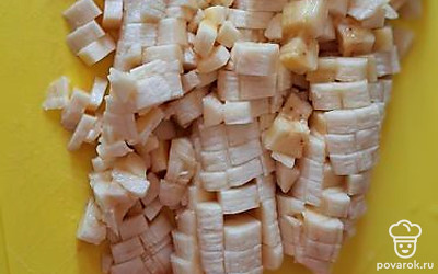 Нарежьте мелко банан.