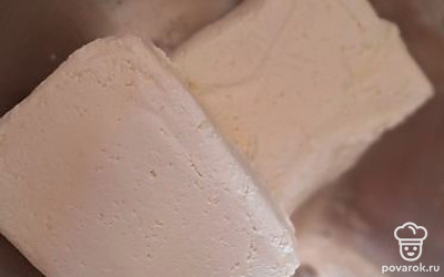 Выложите творог в миску.