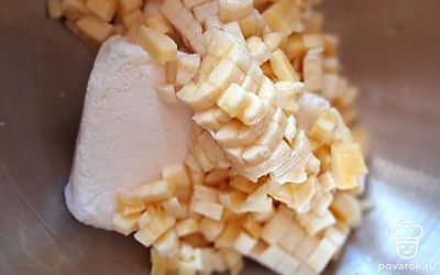 Добавьте бананы к творогу.