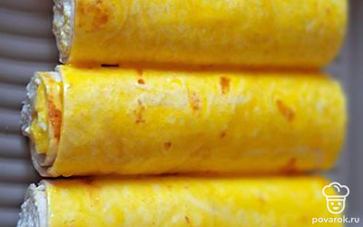 Смажьте желтком.