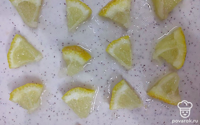 Лимон посыпьте сахаром.