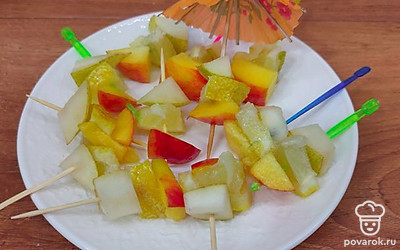 Насадите фруктовые кусочки на шпажки.