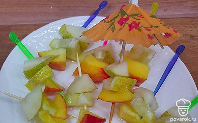 Подавайте блюдо, украсив листочками мяты или сахарной пудрой.