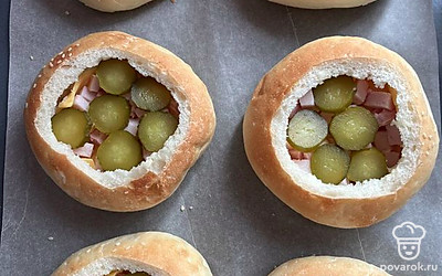 Сверху выложите маринованные огурцы, нарезанные кружочками. 