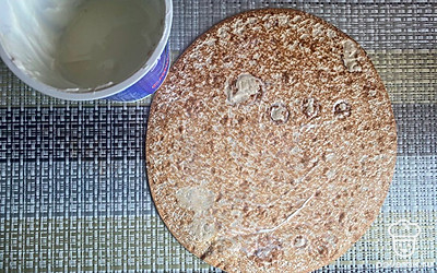 Лаваш пропитайте сметаной, пусть смягчится.