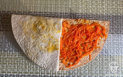 На свободную часть выложите корейскую морковь.