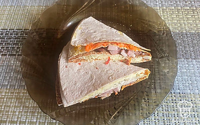 Подавайте закуску, посыпав пряным сушеным чесноком.