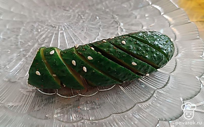 При подаче достаньте овощи из соуса, выложите в плоскую тарелку.