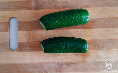 Помойте огурцы, отрежьте кончики.