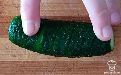 Нарежьте вертикально, немного не дорезая до конца.