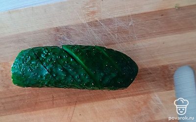 Переверните, надрежьте косо, не дорезая до конца.