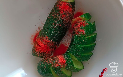 Переложите овощи в тарелку. Добавьте соль, перец, паприку.