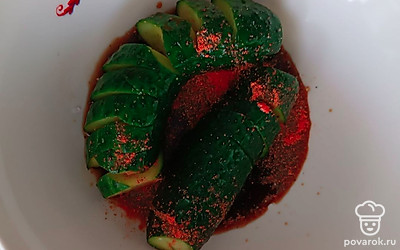 Приправьте соевым соусом. 