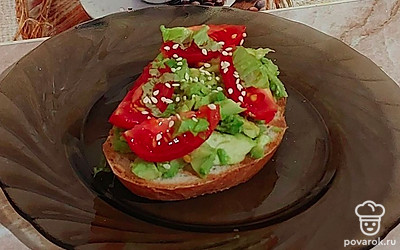 Украсьте закуску тонко нарезанным листом салата и кунжутом.