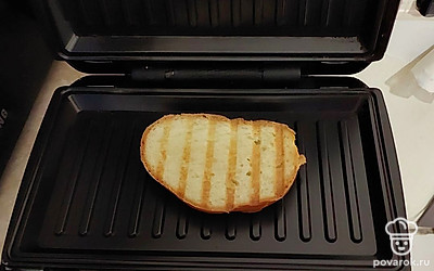 Поджарьте хлеб до румянца.