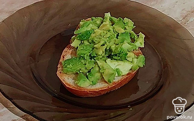 Авокадо разомните в пюре и намажьте на хлеб.