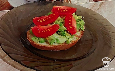 Выложите нарезанные на четвертинки помидоры черри.