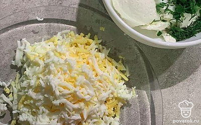 Яйца натрите на мелкой терке. Смешайте творог с зеленью и сметаной. Подсолите.