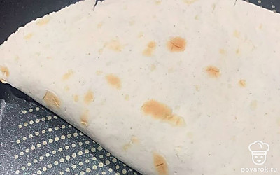 Включите греться сковороду без масла. Тонким слоем нанесите творожную массу на лаваш и посыпьте яйцом. Выложите ломтики помидора. Скрученный белковой ролл прогрейте на сковороде с двух сторон по 2 минуты.