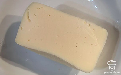 Подготовьте сыр и натрите на крупной терке.