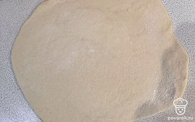 Тесто тонко раскатайте кругом.
