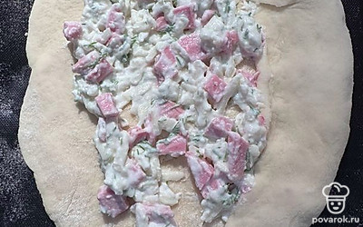 Смешайте тертый сыр, мелко нарезанный укроп и ветчину, нарезанную мелкими кубиками. Выложите начинку на середину теста.