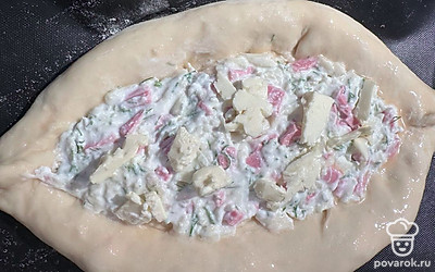 Края теста защипните. Сверху на начинку выложите сливочное масло, нарезанное кусочками.