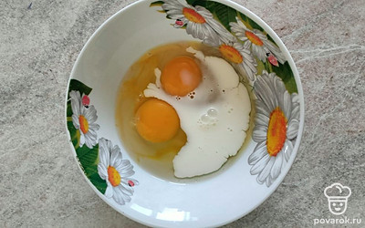 Вбейте в удобной посуде яйца и влейте молоко.