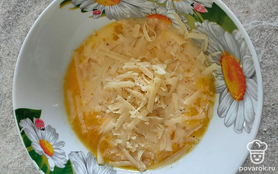 Натрите сыр на терке, добавьте в яичную смесь. Сюда же всыпьте соль и любимые специи. Все перемешайте.