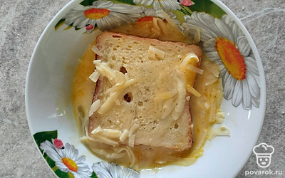 Обмакните хлеб в яично-сырной смеси. Переложите на раскаленную сковороду с растительным маслом.