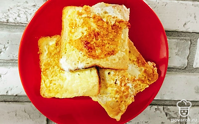 Жарьте гренки до золотистой корочки с обеих сторон.