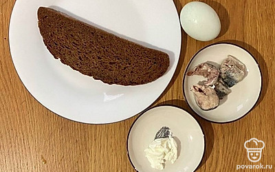 Подготовьте все необходимые ингредиенты. Яйцо предварительно отварите и очистите от скорлупы.