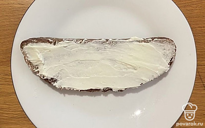 На кусочек хлеба нанесите творожный сыр.