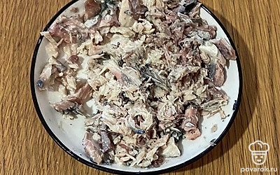 Кусочки сайры мелко разомните вилкой в отдельной емкости.